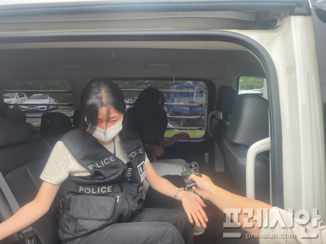 ▲시험기간 중 학교에 무단 침입한 혐의(건조물 침입 등)로 구속 영장이 청구된 학부모 B(40대)씨가 지난 15일 오후 구속영장 심사를 받고 경찰 호송차에 타고 고개를 숙이고 있는 모습. ⓒ 프레시안(김종우)