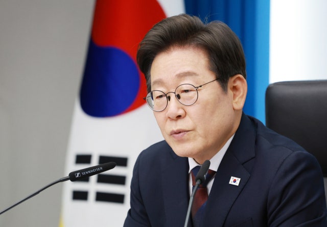 李대통령, <b>정동영</b>·<b>안규백</b>·권오을 장관 <b>임명</b>안 재가
