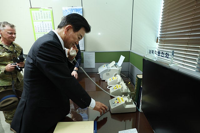 <b>정동영</b>, 취임 첫날 판문점 방문…<b>남북</b> 연락채널 <b>복원</b> 의지 밝혀