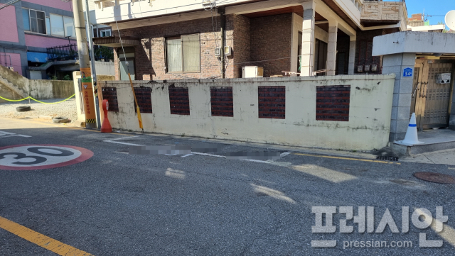 ▲대전시 서구 괴정동의 한 주택가 골목에서 30대 여성을 흉기로 살해하고 도주한 전 연인 남성A 씨(20대)가 범행 24시간 만에 경찰에 붙잡혔다. 범행이 일어난 장소 ⓒ프레시안(이재진)