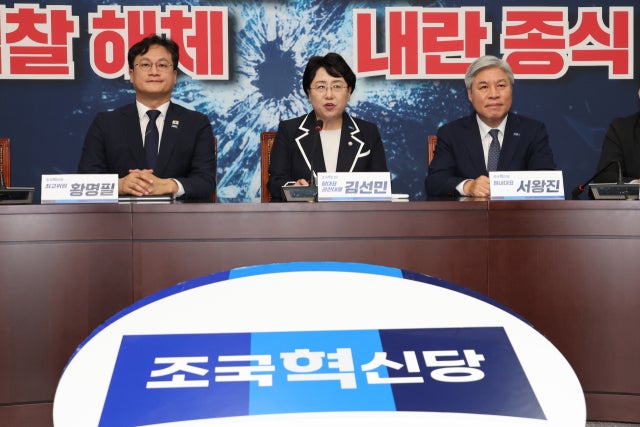 '<b>조국 사면</b>'에 <b>조국혁신당</b> 고무…민주당 "비판 목소리 듣겠다"