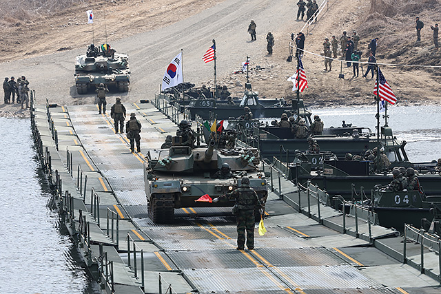 ▲ 지난해 3월 20일 경기도 연천군에서 실시된 한미연합 제병협동 도하훈련에서 육군 K1E1 전차가 한미 장병이 설치한 부교를 건너고 있다. 이번 훈련에는 육군 5공병여단과 5기갑여단, 미2사단/한미연합사단 장병이