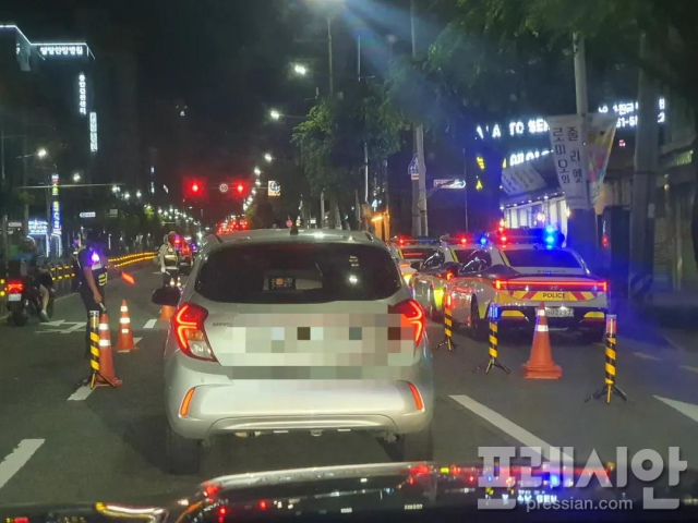 ▲지난 7월21일 부산 연산동에서 경찰이 음주운전 단속을 실시하고 있다. ⓒ프레시안(윤여욱)