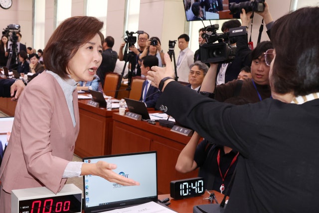 <b>추미애</b>, <b>나경원</b>에 "그런다고 '<b>윤석열</b> 오빠'한테 도움되나"