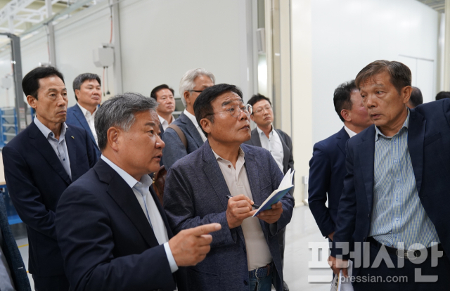 ▲이병훈 더불어민주당 호남발전특별위원회 수석부위원장이 15일 광주 광산구 삼거동의 광주미래차모빌리티진흥원을 방문해 김성진 원장으로부터 진흥원 현황을 설명듣고 매모를 하고있다. 20