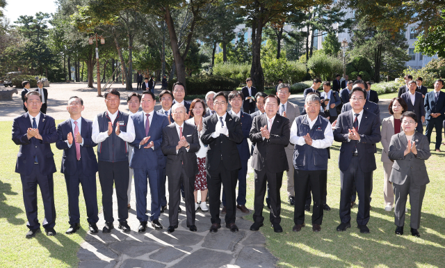 ▲우원식 국회의장과 노사 5단체 대표 및 더불어민주당 김병기 원내대표, 국민의힘 송언석 원내대표 등 참석자들이 15일 서울 여의도 국회에서 열린 사회적 대화 공동선언식에서 기념식수