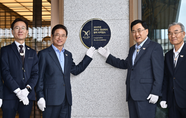 ▲ 이철우 경상북도지사와 주낙영 경주시장이 APEC 협력 숙박업소인 소노캄 호텔을 방문해 ‘APEC 협력 숙박업소 인증패 제막식’을 열고 호텔 관계자들을 격려했다. ⓒ 경북도