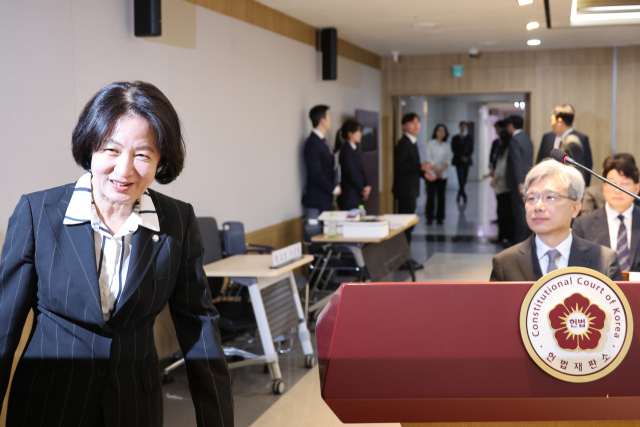 ▲김상환 헌법재판소장(오른쪽)이 17일 서울 종로구 헌법재판소에서 열린 헌법재판소 등에 대한 법제사법위원회 국정감사에 참석해 있는 가운데 추미애 위원장이 입장하고 있다. ⓒ연합뉴스