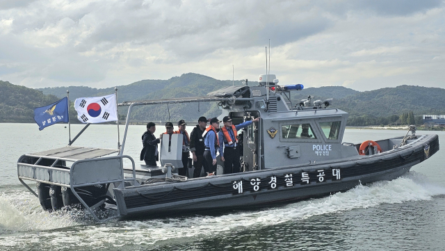 ▲김용진 해양경찰청장이 17일 APEC 정상회의가 열리는 경주 보문호수 일대를 중심으로 위험지역을 집중점검하고 있다.ⓒ해양경찰청 제공