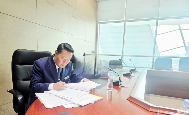 ▲업무 서류를 검토하고 있는 최영일 순창군수 ⓒ