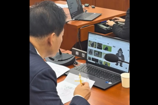 ▲국민의힘 유영하 의원이 지난 27일 정무위 국정감사 중 노트북으로 고릴라 이미지를 찾아 따라 그리고 있다. ⓒ독립언론 '미디어몽구' 유튜브 채널(@mediamongu) 갈무리