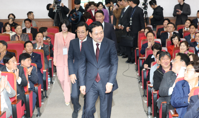 ▲31일 서울 강남구 SETEC 컨벤션센터에서 열린 국민의힘 서울시당 당협위원장 및 선출직 공직자 워크숍에 장동혁 대표, 송언석 원내대표 등이 입장하고 있다. ⓒ연합뉴스