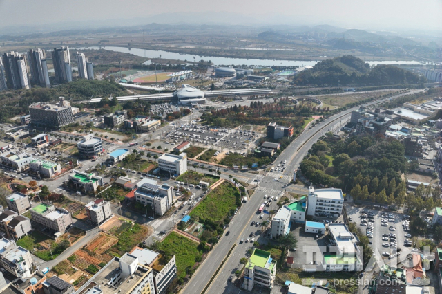 ▲나주시가 KTX 나주역 일대를 서남권 대표 교통 허브로 도약시키기 위해 '나주역세권 개발 사업'을 본격 추진한다. 사진은 나주역 일대 전경ⓒ나주시