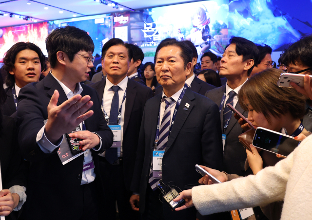 ▲더불어민주당 정청래 대표가 14일 오후 부산 해운대구 벡스코에서 열리고 있는 국제게임전시회 지스타2025를 찾아 전시장을 둘러보고 있다. ⓒ연합뉴스
