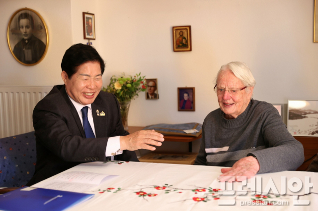 ▲담소 중인 공영민 군수와 마리안느 스퇴거ⓒ고흥군