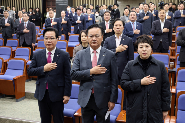 ▲국민의힘 송언석 원내대표를 비롯한 참석 의원들이 24일 서울 여의도 국회에서 열린 의원총회에서 국기에 대한 경례를 하고 있다. ⓒ연합뉴스