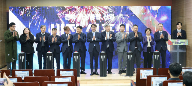 ▲전주시와 (재)전주정보문화산업진흥원은 27일과 28일 이틀간 진흥원 신산업융복합지식산업센터에서 '전북 콘텐츠 피지컬 업(UP)'을 주제로 '2025 전주 콘텐츠 페어'를 열고 있