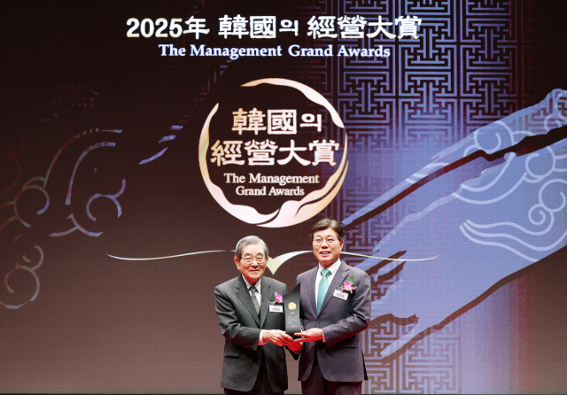 ▲ 경영대상 황병우 행장 (오른쪽)ⓒ iM뱅크