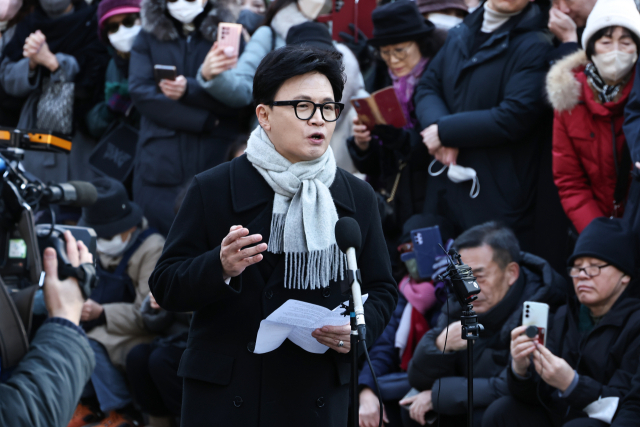 ▲국민의힘 한동훈 전 대표가 지난 3일 서울 여의도 국회도서관 앞 쪽문에서 12.3 비상계엄 1주년 관련 기자회견을 하고 있다. ⓒ연합뉴스