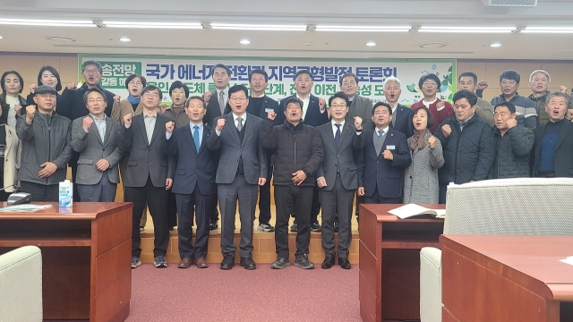 ▲2025년 12월 8일 전북자치도의회 2층 의원총회실에서 열린 국회 안호영 의원 주최의 '국가에너지전환과 지역균형발전 토론회' 참석자들 모습,뒷줄 오른쪽에서 네번째가 이정현 대표이다.ⓒ프레시안