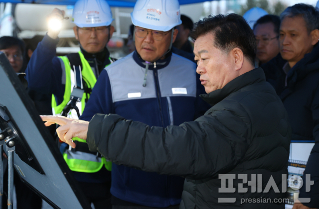 ▲10일‘신안산선 붕괴 사고’현장을 찾은 박승원 광명시장.ⓒ광명시