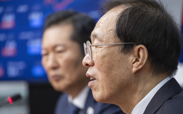 이석연 통합위원장 민주당에 쓴소리 헌법 궤도 벗어나면 정치 폭력이라고 일침 가했다