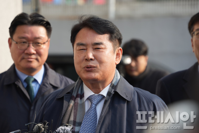 ▲11일 오전 광주지법에 도착한 이정선 교육감이 포토라인에 서서 입장을 밝히고 있다.2025.12.11ⓒ프레시안(김보현)