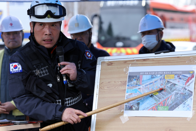 ▲광주대표도서관 붕괴 사고 사흘째인 13일 광주 서구 치평동 사고현장 앞에서 안균재 서부소방서 예방안전과장이 구조 작전에 대해 설명하고 있다.2025.12.13ⓒ연합뉴스