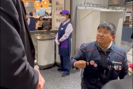 ▲지난 10일 롯데백화점에서 보안직원이 식사 중이던 손님에게 노조 조끼를 벗어라고 요구해 실랑이가 이는 장면을 담은 영상.X 갈무리.