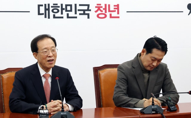 <b>이석연</b>, <b>장동혁</b> 면전서 "집토끼 걱정하나? 정도로 가라" 돌직구 <b>쓴소리</b>