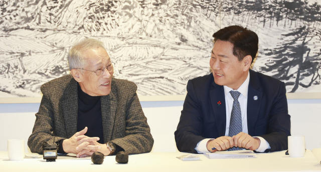 ▲ 황석영 KAALA 문화재단 이사장과 김관영 전북특별자치도지사가 17일 서울 중구 달개비 컨퍼런스에서 열린 칼라 문화재단 출범 기자회견에서 대화를 나누고 있다.ⓒ전북도