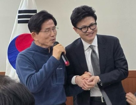 ▲김문수 전 고용노동부 장관과 한동훈 전 대표가 17일 저녁 자리에서 만나 손을 맞잡고 있다. ⓒ한동훈 인스타그램 갈무리