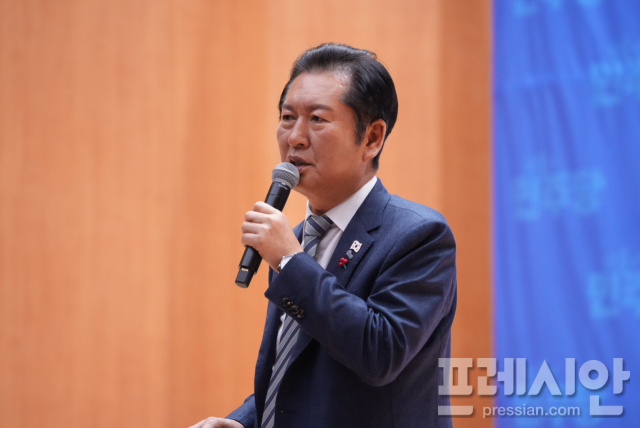 ▲정청래 더불어민주당 당대표가 19일 광주 북구 전남대 민주마루에서 'APEC 국민성과 보고 및 민주당의 미래비전' 당원 대상 강연을 진행하고 있다.2025.12.19ⓒ프레시안(김보현)