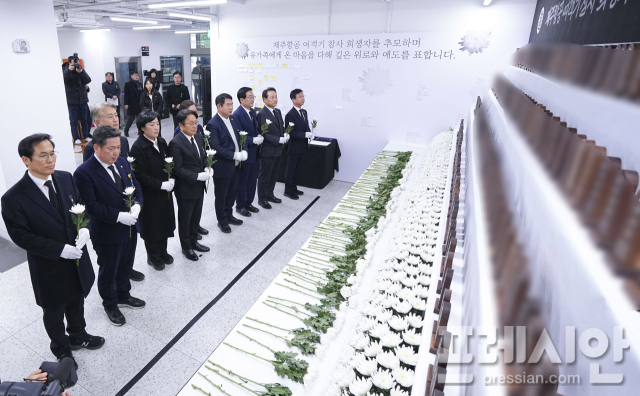 ▲5일 전일빌딩245에 마련된 제주항공 여객기참사 희생자 합동분향소에서 강기정 광주시장과 각구 지자체장 등이 참배하고 있다.2025.01.05ⓒ광주