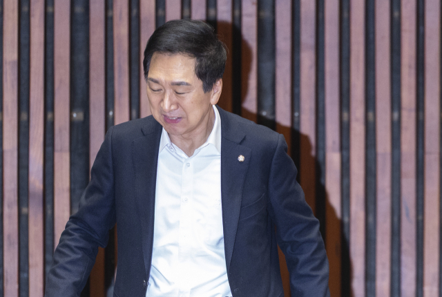 ▲국민의힘 김기현 의원이 22일 국회에서 열린 의원 총회에 입장하고 있다.김 의원은 이날 김건희 특검에 명품 가방 전달 관련 피의자로 소환됐다.ⓒ연합뉴스