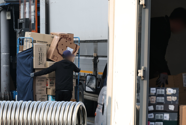 ▲국회 과학기술정보방송통신위원회의 쿠팡 개인정보 유출 사태 관련 청문회가 열린 17일 서울 시내의 한 쿠팡 물류센터 모습.여야는 이날 청문회에 창업주인 김범석 쿠팡Inc 의장을 비롯한 핵심 증인이 불출석한 점을 두