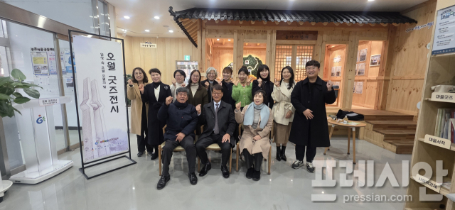 ▲23일 광주 동구 푸른마을공동체센터에서 오월의빛 전시 기획전 참석자들이 기념사진을 찍고 있다.2025.12.23ⓒ5·18민주유공자유족회