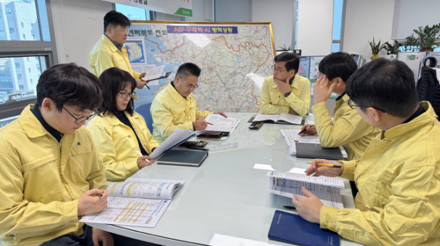 ▲전북농협이 최근 고병원성 AI 확진사례가 잇따라 발생하는 가운데 긴급 방역대책 회의를 열고 방역 대응 상황을 점검하고 있다.ⓒ전북농협