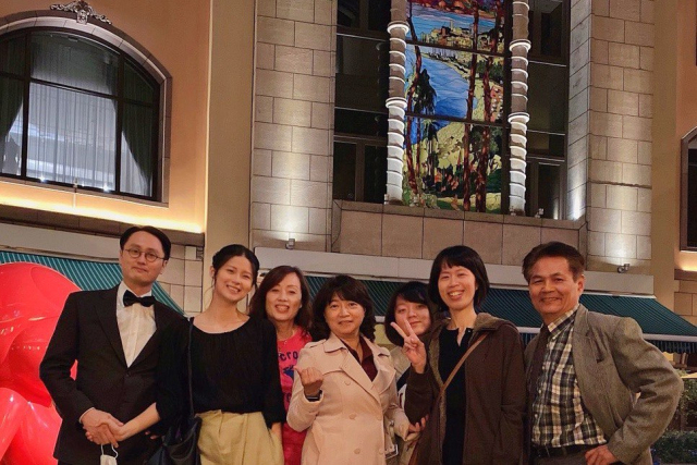 ▲ 혼인신고한 날 가족들과 저녁식사를 마치고.장인과 두 명의 장모가 모여도 어색함이 없다.영화 '극한직업'식으로 말하자면 아메리칸 스타일이다.ⓒ필자