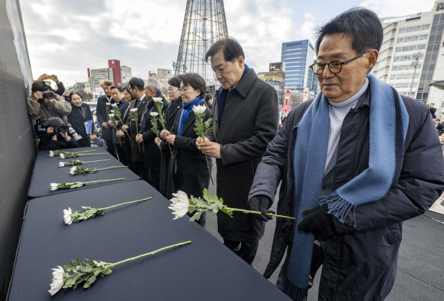 ▲27일 광주 동구 5·18 민주광장에서 열린 12·29 제주항공 여객기 참사 1주기 광주·전남 추모대회에서 지역 국회의원들이 헌화하고 있다.2025.12.27ⓒ연합뉴스