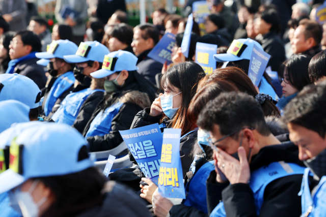 ▲27일 오후 광주 동구 5·18 민주광장에서 열린 12·29 제주항공 여객기 참사 1주기 광주·전남 추모대회에서 유가족이 눈물을 흘리고 있다.2025.12.27ⓒ연합뉴스