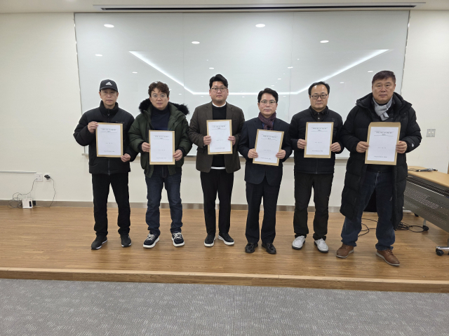 ▲ 경기 하남시의회 금광연 의장이 지난 24일 미사입주자대표회의연합회 임원진으로부터 지하철 9호선 조기 착공 성명서를 전달받고 사진촬영을 하고 있다.ⓒ 의장실