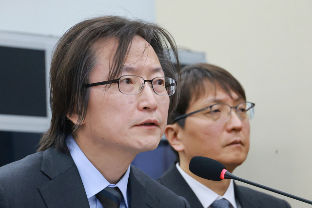 ▲30일 국회에서 열린 쿠팡 침해사고 및 개인정보 유출,불공정 거래,노동환경 실태 파악과 재발 방지 대책 마련을 위한 청문회에서 주병기 공정거래위원장이 의원 질의에 답하고 있다.오른쪽은 박대준 전 쿠팡 대표이사