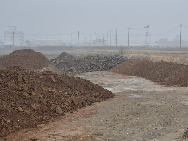 ▲함안군 대산면 평림리 966-2번지 농지에 불법 성토된 폐기물 등이 그대로 방치된 모습.ⓒ프레시안(임성현)