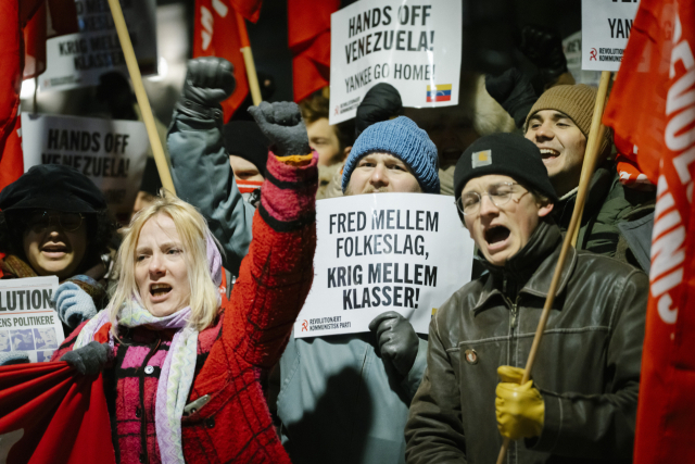 ▲4일(현지시간) 덴마크 코펜하겐에 있는 미국 대사관 앞에서 시민들이 '라틴아메리카에서 미 제국주의를 멈추라'고 촉구하며 시위를 벌이고 있다.ⓒEPA=연합뉴스