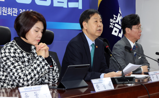 ▲구윤철 부총리 겸 재정경제부 장관이 7일 서울 여의도 국회 의원회관에서 열린 2026년 경제성장전략 당정 협의에서 발언하고 있다. 왼쪽은 더불어민주당 한정애 정책위의장, 오른쪽은 김영훈 고용노동부 장관. ⓒ연합뉴스