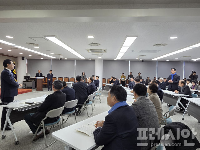 ▲이현창 의원이 김영록 지사를 향해 질의응답 없이 끝나버린 설명회 자리에 반발하며 항의하고 있다.2026.01.08ⓒ프레시안(박아론)