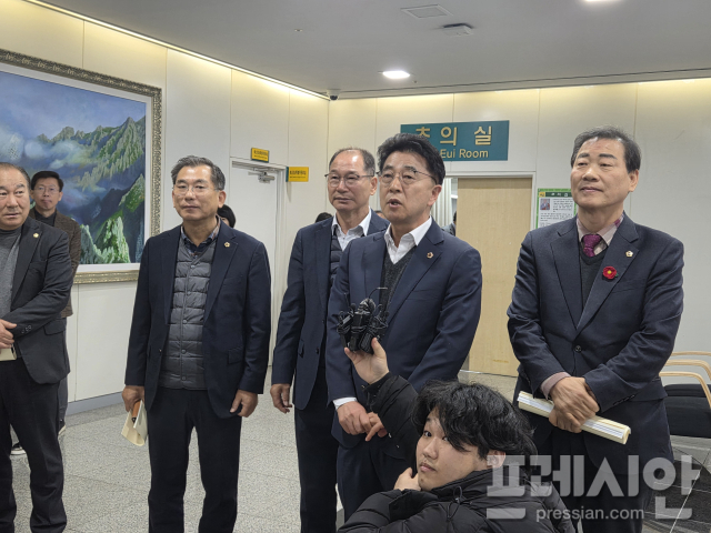 ▲설명회 자리 끝난 후 비공개 석상에서 의원들과 정리한 입장 발표하는 김태균 의장.2026.01.08ⓒ프레시안(박아론)