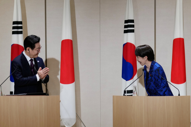 ▲ 13일 일본 나라에서 정상회담을 가진 뒤 이어진 공동 기자회견에서 다카이치 사나에 일본 총리(오른쪽)와 이재명 대통령이 서로 인사를 나누고 있다. ⓒAP=연합뉴스