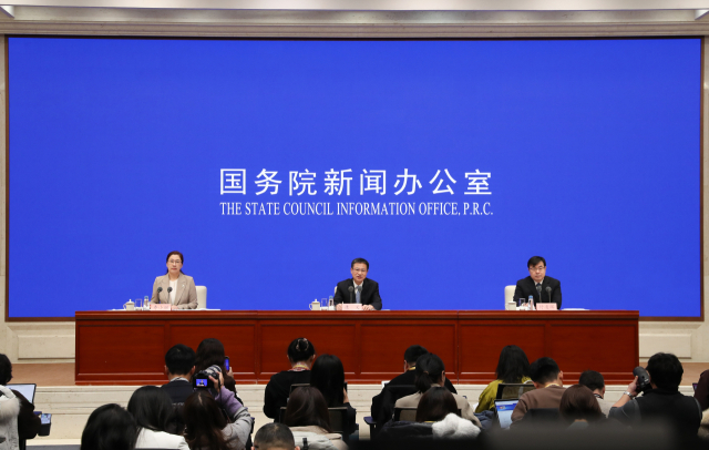 ▲캉이(康义) 국가통계국장(가운데)이 푸링후이(付凌晖) 국가통계국 대변인,국가통계국 종합통계국장이과 함께 19일 베이징에서 기자회견을 하고 있다.ⓒ신화통신=연합뉴스